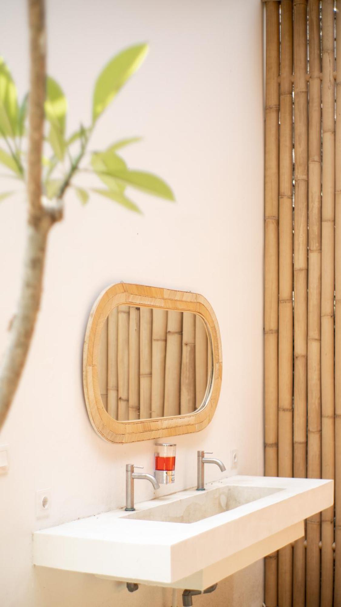 Lost Inn Kuta Capsule Hostel Экстерьер фото